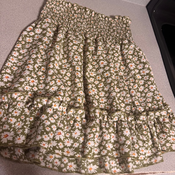 Chic Nation Dresses & Skirts - Elastic Waist Daisy Print boho Green Skirt Chic and comfortable floral green ski